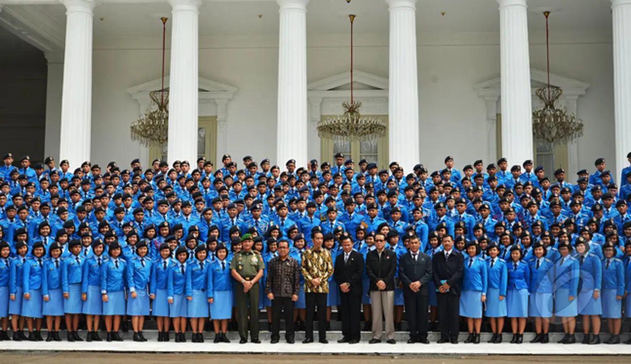 Sebelum berfoto bersama Presiden Joko Widodo berpesan kepada para siswa SMA Taruna Nusantara untuk mewaspadai bahaya narkoba, Jakarta, Senin (2/3/2015). (Liputan6.com/Faizal Fanani)
