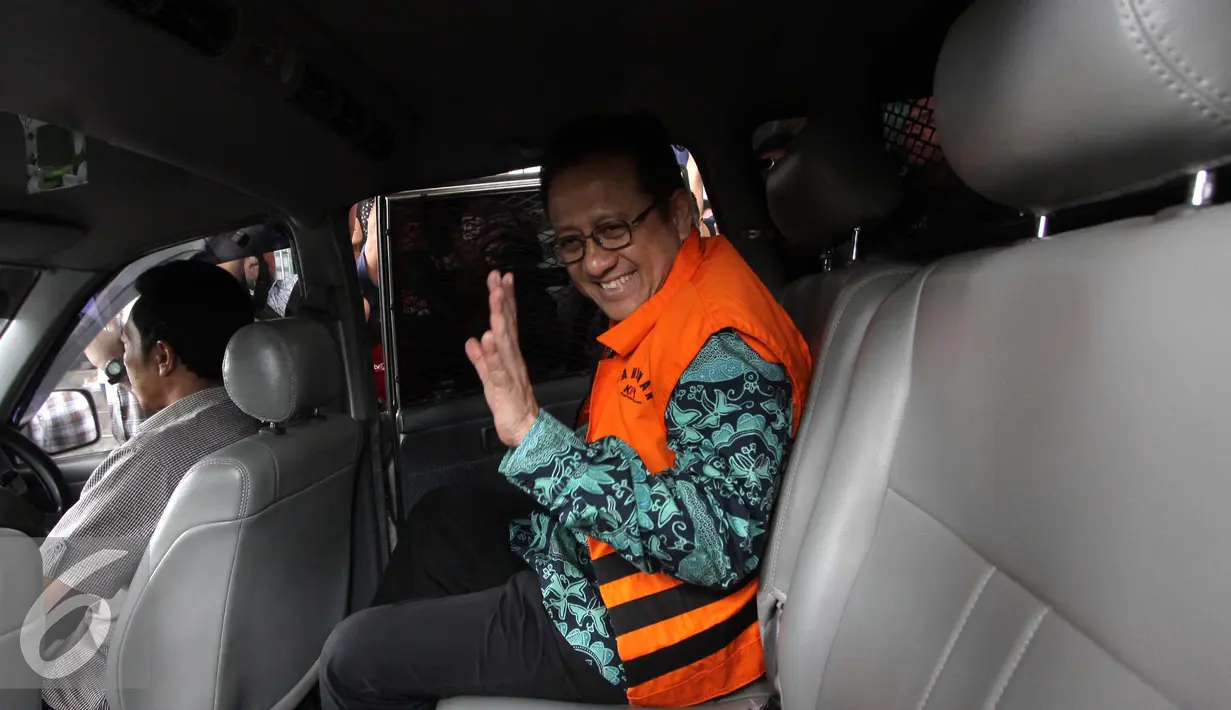Irman Gusman saat berada di dalam mobil tahanan usai diperiksa di Gedung KPK, Jakarta, Selasa (4/10). Irman menjalani pemeriksaaan untuk pertama kalinya setelah ditahan oleh KPK. (Liputan6.com/Helmi Afandi)