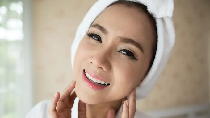 Memasuki Umur 40, Namun Ingin Kulit Tetap Awet Muda? Simak 7 Tips Aplikasi Produk Skincare Harian Wajib agar Awet Muda