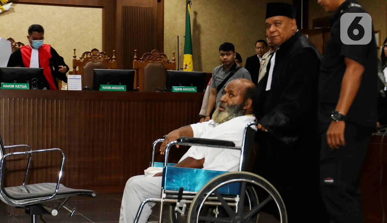 Dalam putusannya, Lukas juga diberikan pidana tambahan berupa pencabutan hak dipilih dalam jabatan publik selama lima tahun dimulai setelah menjalani pidana pokok. (Liputan6.com/Herman Zakharia)