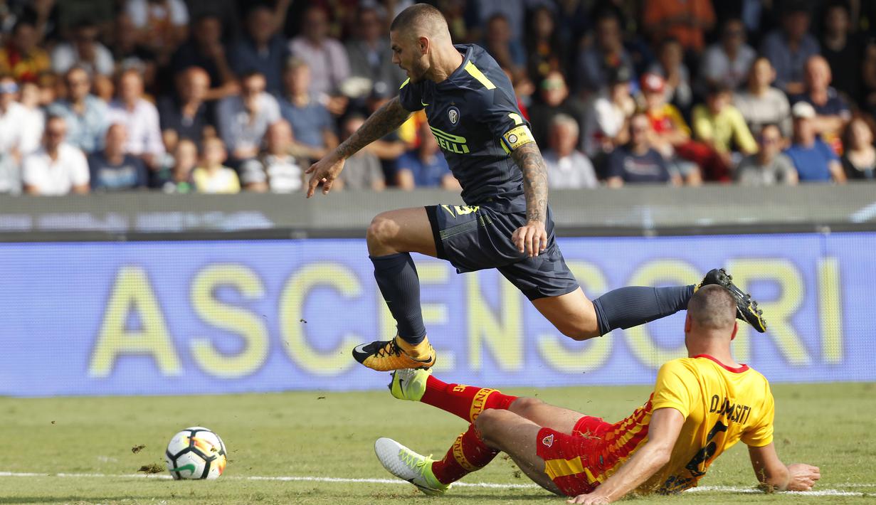 Pemain Inter Milan, Mauro Icardi (atas) berusaha melewati adangan pemain Benevento, Berat Djimsiti pada lanjutan Serie A di Ciro Vigorito Stadium, Benevento, (01/10/2017). Inter Milan menang 2-1. (AFP/Carlo Hermann)