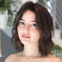 Short Wolf Cut menjadi gaya rambut yang mampu menghadirkan kesan edgy. Gaya rambut ini mudah diaplikasikan dan sempurna untuk membingkai wajah dengan sempurna. [Foto: Pinterest].