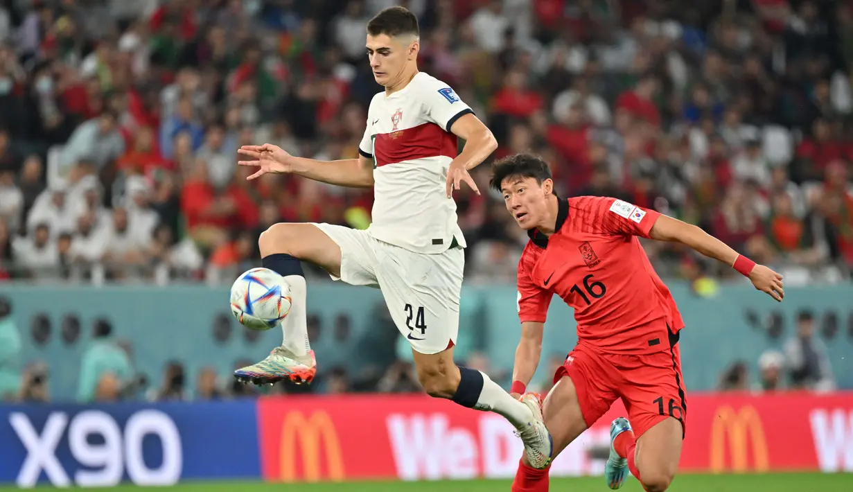 Antonio Silva (kiri) merupakan bek tengah andalan Timnas Portugal di masa depan. Bagaimana tidak, di usianya yang menginjak 19 tahun, Silva telah bermain 90 menit penuh ketika melawan Korea Selatan di Piala Dunia 2022. Pemain yang kini merumput bersama Benfica sudah melakoni 22 pertandingan di liga Portugal dan membuahkan tiga gol. (AFP/Jung Yeon-je)