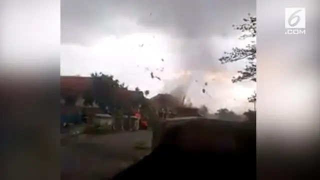 Sebuah video amatir merekam detik-detik angin puting beliung menghantam pemukiman warga,14 warga menjadi korban luka