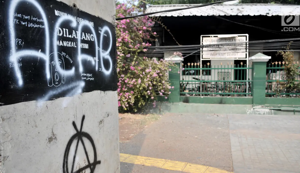 Coretan terlihat di depan pos polosi subsektor Palmerah, Jakarta, Rabu (25/9/2019). Imbas kerusuhan antara demonstran dan polisi dalam aksi unjuk rasa di depan Gedung DPR tadi malam menyebabkan fasilitas umum rusak, salah satunya pos polisi Subsektor Palmerah. (merdeka.com/Iqbal S. Nugroho)