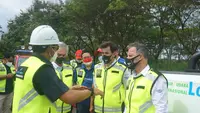 Loris Capirossi (paling kanan) Safety Advisor Dorna dan Carlos Ezpeleta, Managing Director Dorna saat berkunjung ke Sirkuit Mandalika, Lombok, hari Rabu (07/04/2021). (Istimewa)