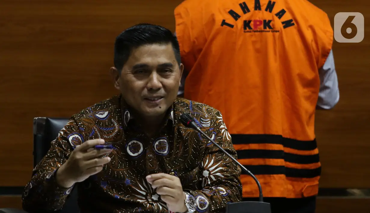 Deputi Bidang Penindakan dan Eksekusi KPK, Karyoto menyampaikan rilis penahanan Dirut PT Bina Karya Raya, Simon Pampang dan Jusie Andra Pribadi Pampang (Direktur PT Bumi Abadi Perkasa) sebagai tersangka kasus dugaan suap terkait pelaksanaan berbagai proyek infrastruktur di Kabupaten Maberamo Tengah, Papua yang melibatkan Bupati Mamberamo Tengah, Ricky Ham Pagawak di Gedung KPK, Jakarta, Kamis (8/9/2022). (Liputan6.com/Helmi Fithriansyah)