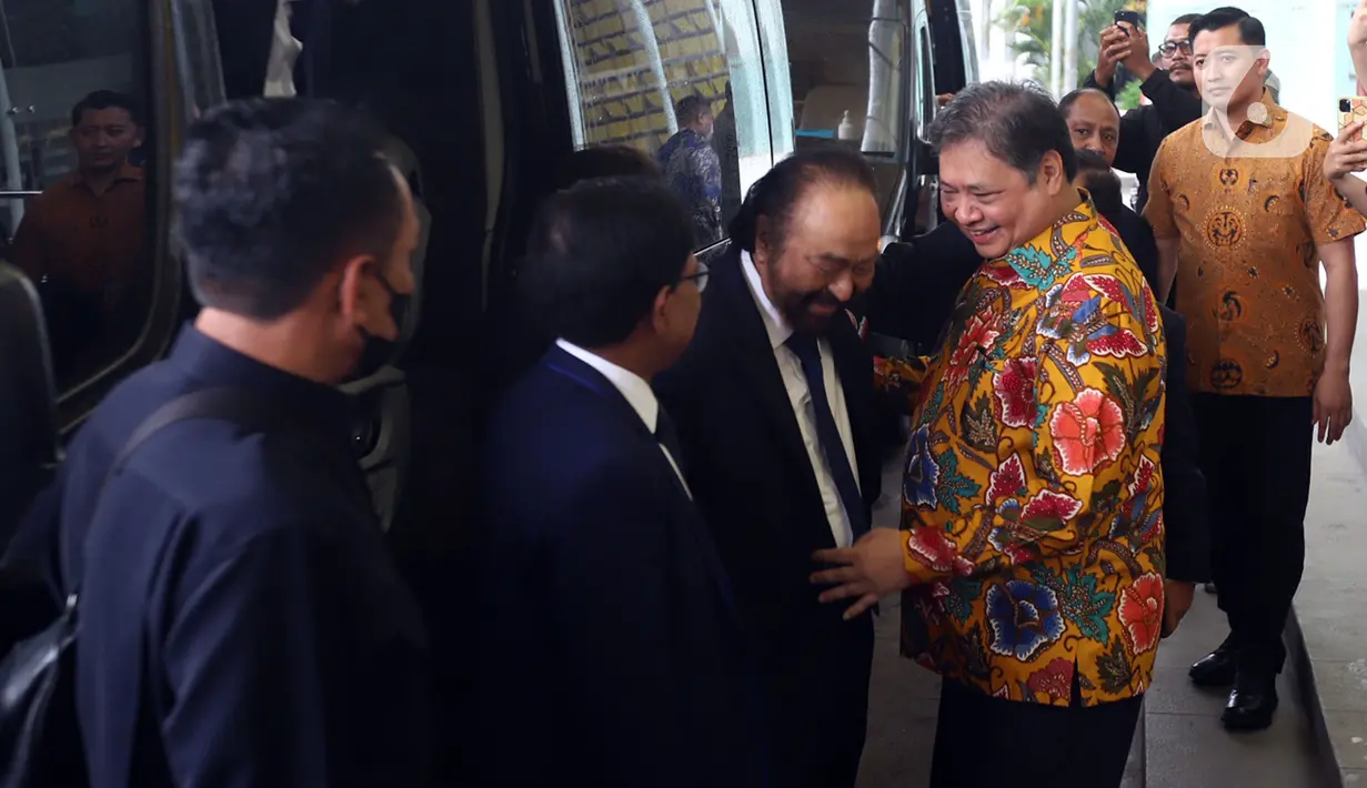 Ketua Umum Partai Golkar, Airlangga Hartarto menerima kunjungan rombongan pengurus pusat Partai NasDem yang dipimpin langsung Ketua Umum mereka, Surya Paloh di kantor DPP Golkar, Jakarta, Rabu (1/2/2023). Airlangga Hartarto  menyebut pertemuan itu bentuk silaturahmi sekaligus agenda lanjutan dari pertemuan dirinya dengan Surya Paloh di DPP NasDem. (Liputan6.com/Johan Tallo)