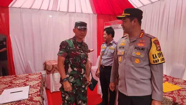 Forkopimda Kota Depok meninjau pos pelayanan Natal dan Tahun Baru 2025 di Jalan Raya Margonda, Depok.