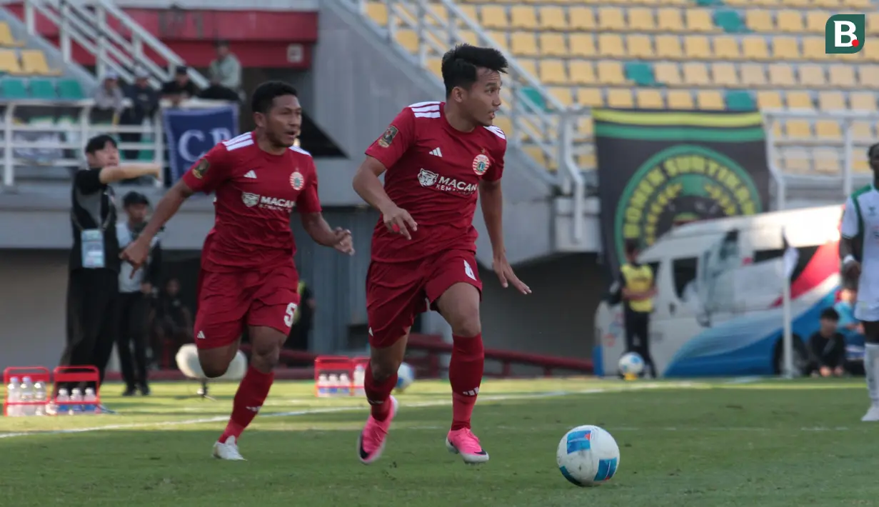 Pemain Persija Jakarta, Witan Sulaeman (kanan), membawa bola didampingi Fajar Fathurrahman saat membangun serangan ke pertahanan PSMS Medan pada laga terakhir Grup B Piala Presiden 2026 di Stadion Gelora Bung Tomo, Surabaya, Sabtu (1/8/2026). Kombinasi keduanya beberapa kali merepotkan sisi kiri pertahanan Ayam Kinantan dan membantu Macan Kemayoran meraih kemenangan 4-1. Hasil tersebut menjaga peluang Persija melaju ke semifinal, yang kemudian dipastikan setelah Persebaya Surabaya mengalahkan Port FC 2-1 pada laga penutup Grup B. (Bola.com/Wahyu Pratama)