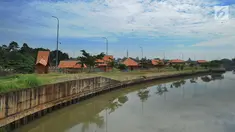 Penampakan rumah-rumah Betawi di tengah Setu Babakan, Jagakarsa, Jakarta Selatan, Minggu (10/3). Sebanyak 16 rumah yang dibangun di atas pulau buatan itu nantinya akan menceritakan keseharian orang Betawi. (merdeka.com/Arie Basuki)