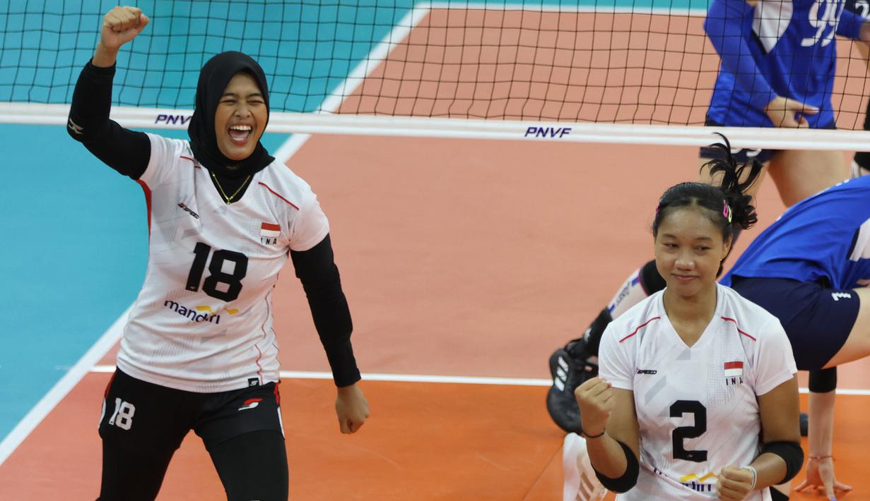 <p>Selebrasi pemain Timnas voli putri Indonesia, Maradanti Namira (kanan) dan Putri Agustin setelah mencetak angka saat menghadapi Kazakhstan pada laga Grup B AVC Challenge Cup 2024 di Rizal Memorial Coliseum, Manila, Filipina, Sabtu (25/5/2024). Indonesia kalah 0-3 (17-25, 13-25, 22-25). (Asian Volleyball Confederation)</p>