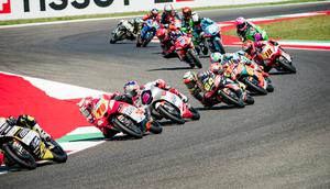 Pembalap muda Indonesia, Veda Ega Pratama (nomor 9), bersaing ketat dengan pembalap lainnya pada Moto3 Italia di Sirkut Mugello, Florence, Minggu (31/05/2026) sore WIB. (dok. Honda Team Asia)