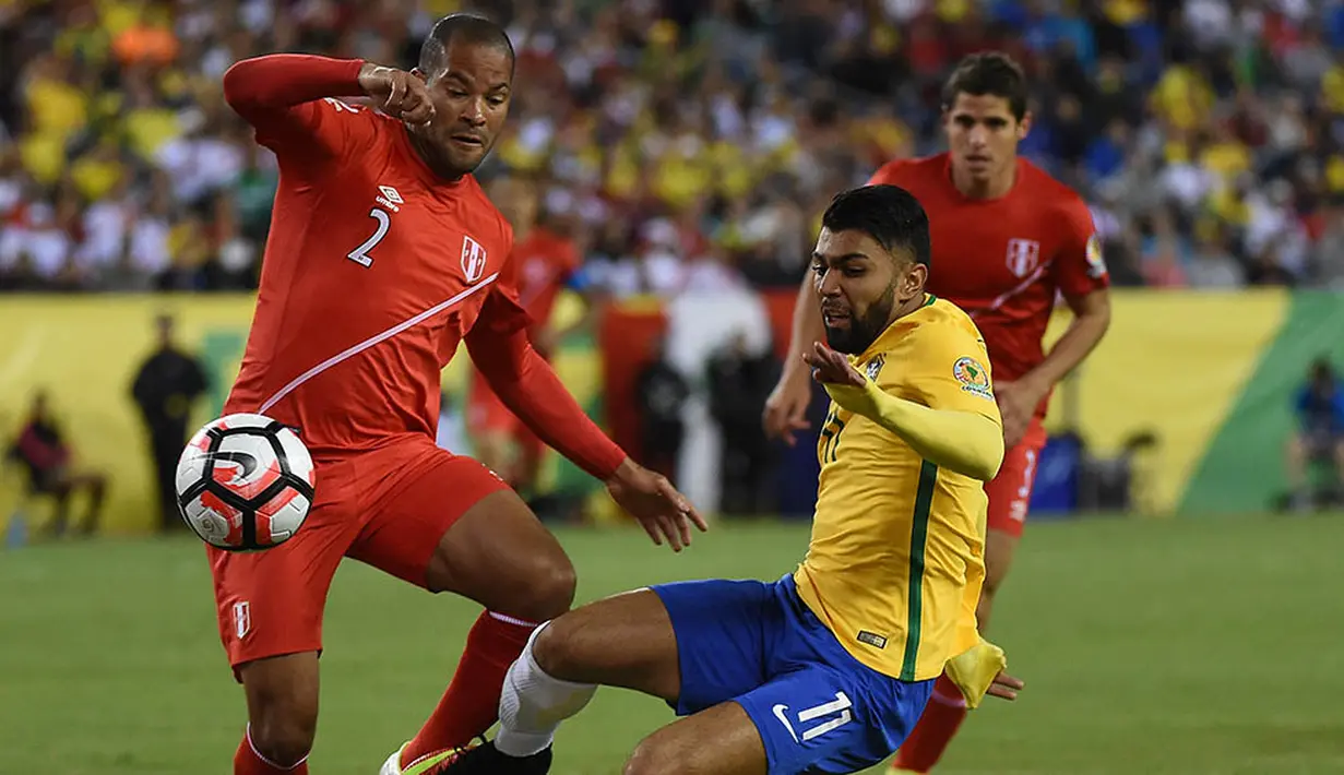 Pemain Peru, Alberto Rodriguez, berusaha melewati pemain Brasil, Gabriel, pada laga Grup B Copa America Centenario. Sebetulnya jika ingin lolos Brasil hanya memerlukan hasil imbang. (AFP/Timothy A. Clary)