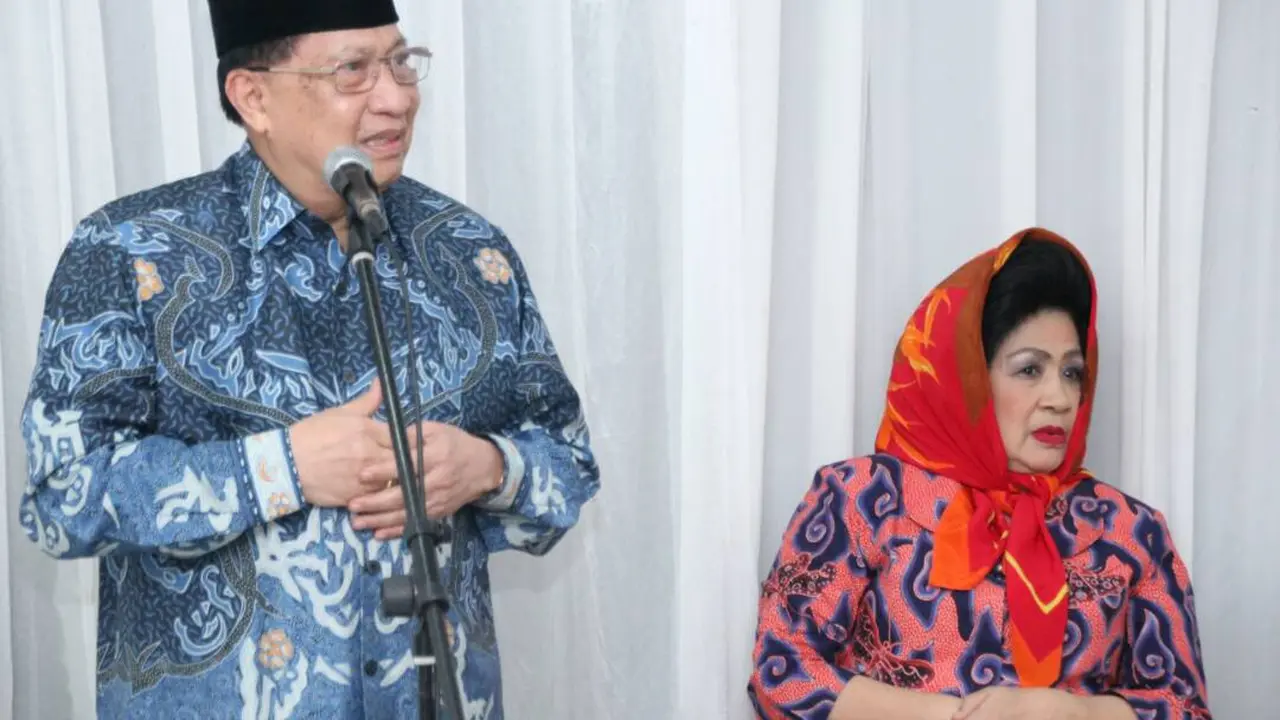 Wakil Ketua MPR E.E. Mangindaan menggelar buka puasa bersama dengan warga sekitar di kediaman di Jl. PPA, Bambu Apus, Jakarta Timur,