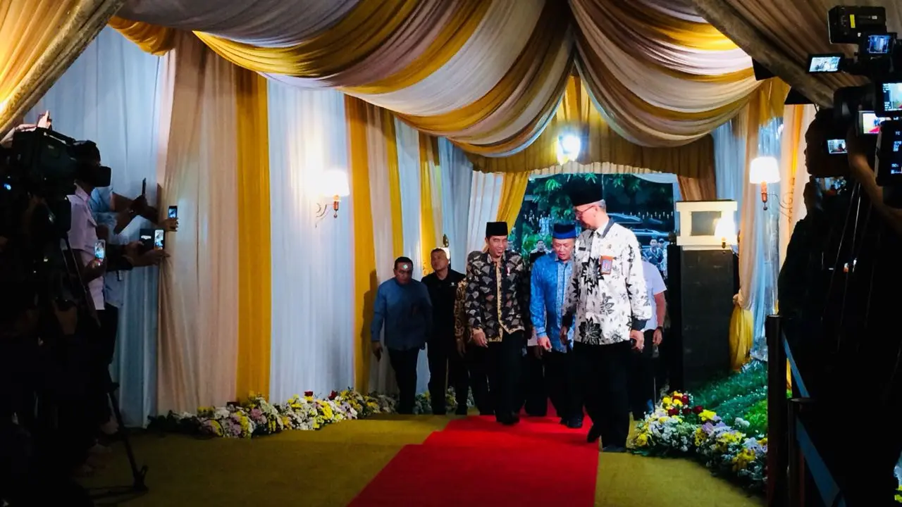Presiden Joko Widodo atau Jokowi dan Wakil Presiden Jusuf Kalla buka puasa bersama dengan pimpinan dan anggota DPR RI. (Merdeka.com)