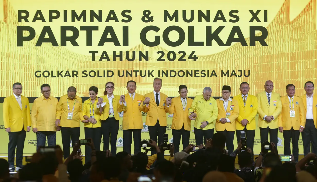 Plt Ketua Umum Partai Golkar Agus Gumiwang Kartasasmita (ketujuh kiri) bersama jajaran pengurus Dewan Pimpinan Pusat (DPP) Partai Golkar berfoto bersama saat pembukaan Rapat Pimpinan Nasional (Rapimnas) di Jakarta Convention Center, Selasa (20/8/2024). (merdeka.com/Arie Basuki)