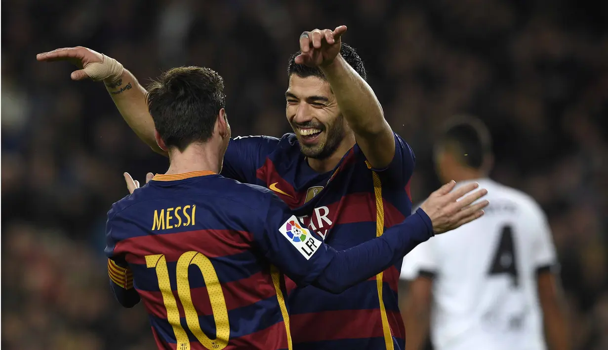 Luis Suarez (kanan) merayakan gol bersama Lionel Messi pada leg pertama semifinal  Copa del Rey (King's Cup) di Stadion Camp Nou, Barcelona, Kamis (4/2/2016) dini hari WIB.  (AFP/Lluis Gene)