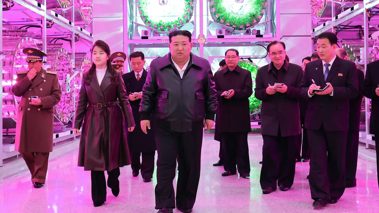 Pemimpin Korea Utara Kim Jong Un (tengah) dan putrinya Ju Ae (kedua dari kiri) mengunjungi Rumah Kaca Komprehensif Gangdong di Pyongyang pada 16 Maret 2024. STR/KCNA MELALUI K