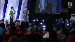 Creativepreneur sekaligus aktor Dude Harlino (kanan) berbicara dalam Emtek Goes To Campus (EGTC) 2018 di Universitas Gadjah Mada (UGM), Yogyakarta, Rabu (17/10). Dude juga berbagi tips dan trik menjadi wirausahawan sukses. (Liputan6.com/Herman Zakharia)