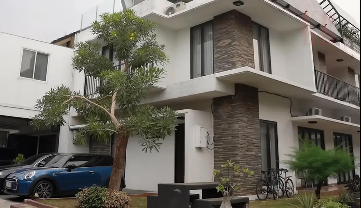 Berikut penampakan rumah Ello yang berada di sebuah komplek yang hanya sembilan rumah. Rumah cat putih dengan tiga lantai. Rumah vokalis Dewa 19 itu memiliki halaman luas dan biasa digunakan untuk nongkrong bersama tetangga. Digarasinya muat untuk dua mobil. [Youtube/KR TV]