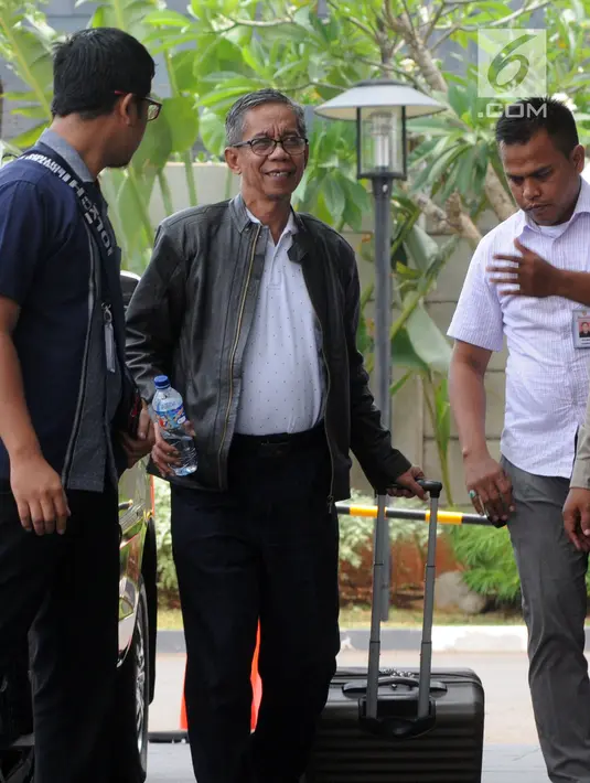 Kepala KPP Pratama Ambon La Masikamba (tengah) saat tiba di Gedung KPK, Jakarta, Kamis (4/10). Satgas KPK mengamankan uang senilai Rp 100 juta diduga terkait upaya pengurangan pajak yang harus dibayar dalam OTT Ambon. (Merdeka.com/Dwi Narwoko)