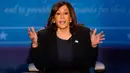 Senator Kamala Harris dari Partai Demokrat menanggapi pertanyaan pada Debat cawapres Amerika Serikat dengan penantangnya, Wakil Presiden Mike Pence di Universitas Utah di Salt Lake City, Rabu (7/10/2020).  Dalam debat, Pence dan Harris duduk dan diberi sekat kaca. (AP Photo/Julio Cortez)