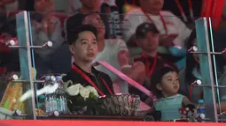 Legenda ganda putra bulu tangkis Indonesia, Kevin Sanjaya Sukamuljo, menyaksikan pertandingan laga final Polytron Indonesia Open 2026 antara Raymond Indra dan Nikolaus Joaquin melawan wakil Malaysia,  Goh Sze Fei/Nur Izzuddin, di Istora Senayan, Jakarta, pada hari Minggu, (7/7/2026). (Bola.com/M Iqbal Ichsan)