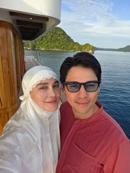 Lebaran tahun ini terasa spesial bagi Luna Maya. Tak hanya jadi Lebaran pertama bersama suami, tapi ia Lebaran di tengah indahnya laut Raja Ampat. Ia pun memamerkan wajah cantik nan glowing tanpa makeup berbalut mukena putih [@lunamaya]