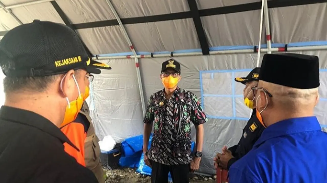 Gubernur Sumbar, Irwan Prayitno meninjau perbatasan Sumbar di Pasaman Barat dalam rangka memperketat arus masuk ke provinsi setempat.