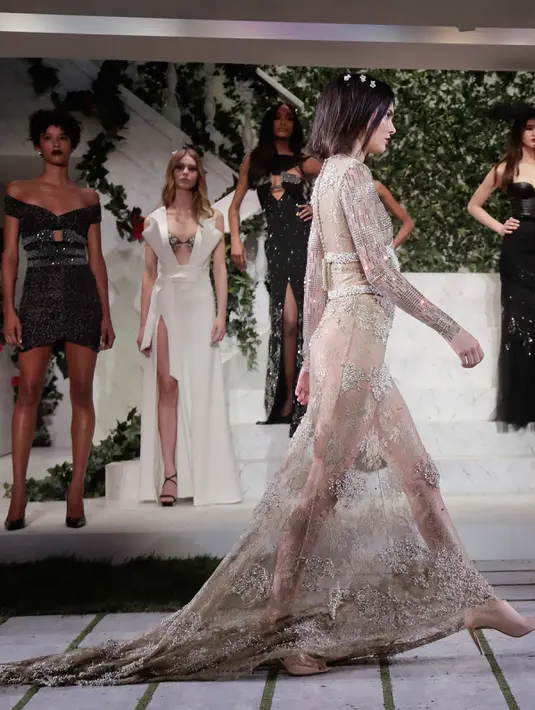 Model Kendall Jenner berjalan di atas catwalk saat meembawakan busana karya La Perla di New York Fashion Week di Manhattan borough New York, AS (9/2). Kendall tampil seksi dengan gaun transparan mengkilau. (AP Photo/Julie Jacobson)
