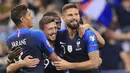 Pemain Prancis, Clement Lenglet (tengah)berselebrasi dengan rekannya usai mencetak gol ke gawang Andorra pada pertandingan grup H Kualifikasi Euro 2020 di Stade de France di Saint Denis, Paris (10/9/2019). Prancis menang telak 3-0 atas Andorra. (AP Photo/Michel Euler)