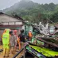 Tim penyelamat sedang memeriksa kerusakan dan mencari korban setelah tanah longsor di Natuna, Kepulauan Riau (Kepri) dalam foto selebaran yang diambil dan dirilis pada 7 Maret 2023 oleh kantor Kementerian Komunikasi dan Informatika Natuna. Sebelumnya, kejadian tanah longsor terjadi di Desa Serasan, Kabupaten Natuna, Kepulauan Riau, pada Senin (6/3/2023) sekitar pukul 13.10 WIB. (HO / Natuna ministry of communication / AFP)