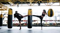 Ilustrasi olahraga kardio, kickboxing. (Foto oleh Annushka  Ahuja: https://www.pexels.com/id-id/foto/sehat-pria-wanita-olahraga-7991653/)