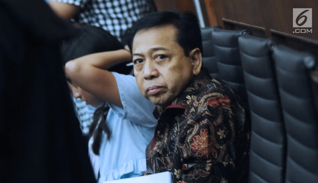 Terdakwa dugaan korupsi proyek E-KTP Setya Novanto jelang mengikuti sidang lanjutan di Pengadilan Tipikor, Jakarta, Rabu (20/12). Sidang beragendakan pembacaan eksepsi dakwaan oleh kuasa hukum Setya Novanto. (Liputan6.com/Helmi Fithriansyah)