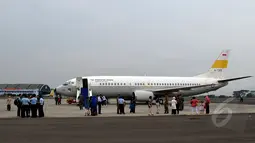 Tampak Pesawat Boeing 737-400 milik TNI Angkatan Udara WNI yang dievakuasi dari Yaman di bawa ke Indonesia  di Lanud Halim Perdanakusuma, Jakarta, Senin (13/4/2015). (Liputan6.com/Yoppy Renato)