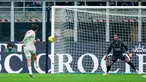 AC Milan harus gigit jari usai ditahan imbang AS Roma dengan skor 1-1. Pertandingan berjalan alot selama 90 menit. Rossoneri gagal meraup poin penuh meski bermain kandang. (AP Photo/Antonio Calanni)