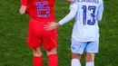 Pemain AS Megan Rapinoe menyapa pemain Thailand Orathai Srimanee usai pertandingan grup F Piala Dunia Wanita Prancis 2019 di Stadion Auguste-Delaune di Reims, Prancis (11/6/2019). Amerika Serikat berhasil menang telak atas Thailand dengan skor 13-0. (AP Photo/Francois Mori)