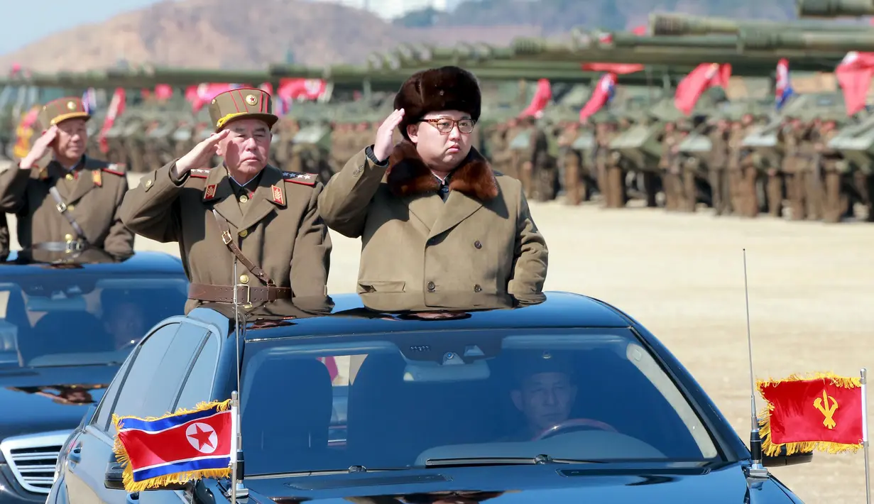Kim Jong-un memberikan hormat kepada pasukan yang akan menggelar latihan, Korea Utara, Jumat (25/3). Sejumlah artileri telah dipersiapkan untuk latihan tersebut. .(Reuters/KCNA)