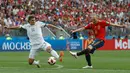 Pemain timnas Spanyol, Andres Iniesta, melakukan tendangan dengan dikawal pemain Ryusia, Roman Zobnin pada babak 16 besar Piala Dunia 2018 di Stadion Luzhniki, Minggu (1/7). Rusia lolos ke perempat final setelah menang adu penalti 4-3. (AP/Manu Fernandez)