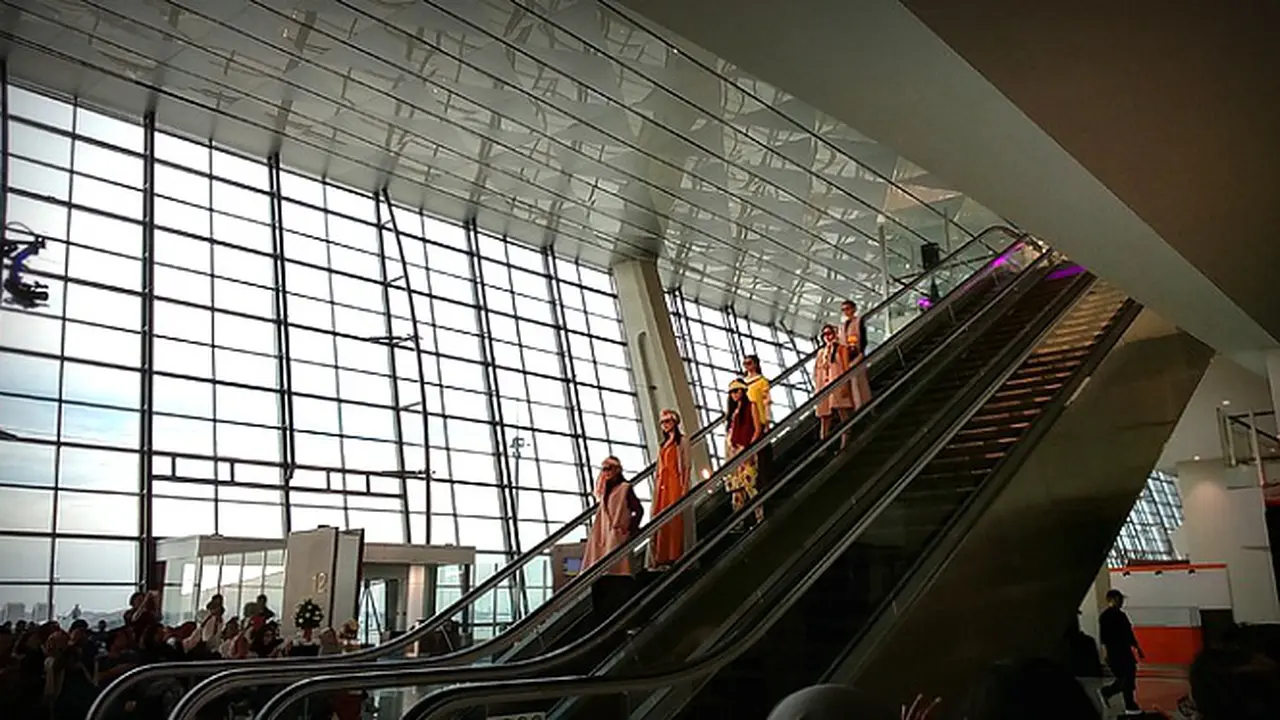 Eskalator Terminal 3 Soetta 'Disulap' Jadi Catwalk Fashion Show 