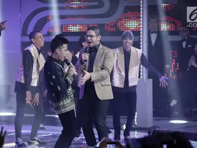 Aksi Fildan finalis asal kota Bau-Bau berduet dengan Pasha Ungu dalam Grand Final Dangdut Academy 4 atau D'Academy 4 di Studio 5 Indosiar, Jakarta, Jumat (19/5). (Liputan6.com/Faizal Fanani)