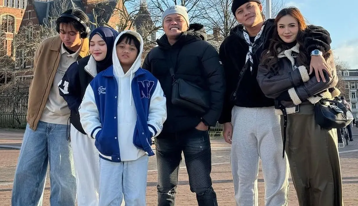 Sementara itu, Mahalini mengenakan jaket kulit hitam dengan kerah dan lengan bulu. Dipadukan skirt leather hijau army dan sepatu boots hitam. [@ferdinan_sule]