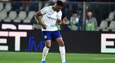 Selebrasi penyerang Inter Milan, Marcus Thuram saat mencetak gol ke gawang Como dalam lanjutan Serie A, Senin (13/4/2026) dini hari WIB. (AFP/Cruciatti Piero)