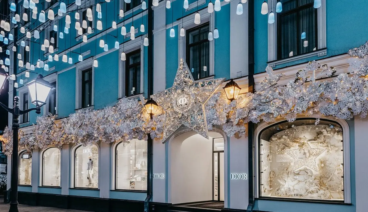 Sementara dalam butik Dior yang terletak di Stoleshnikov, Rusia, memainkan elemen dekorasi natal pada atas dinding butik. (Dok. Dior Stoleshnikov).
