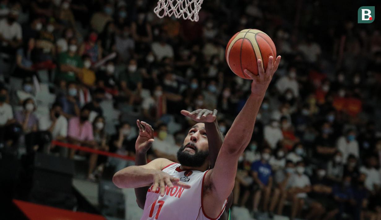 Pemain Timnas Basket Lebanon, Ali Haidar berusaha mencetak poin saat laga final FIBA Asia Cup 2022 antara Timnas Basket Lebanon melawan Timnas Basket Australia di Istora Senayan, Jakarta, Minggu (24/7/2022). Australia menang atas Lebanon 75-73. (Bola.com/Bagaskara Lazuardi)