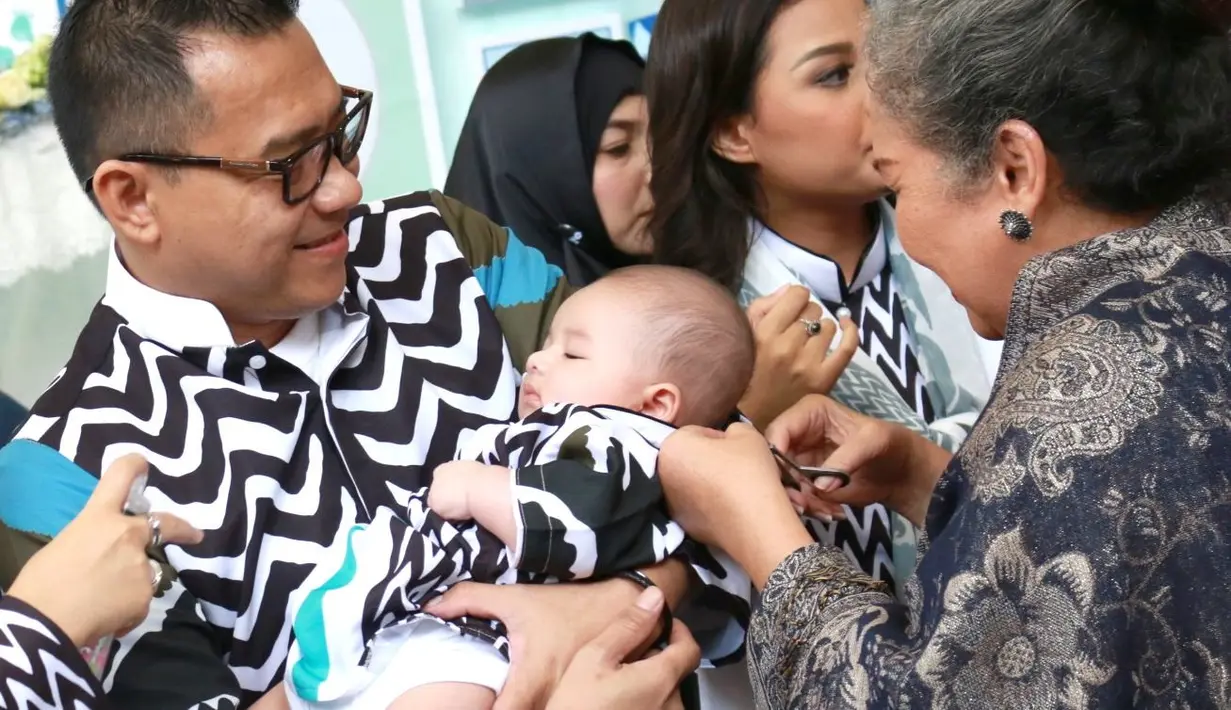 Baru saja menggelar acara akikah anak kedua, Anang Hermansyah ternyata masih ingin menambah momongan. Menanggapi keinginan sang suami, Ashanty justru meminta suaminya melakukan vasektomi. (Galih W.Satria/Bintang.com)