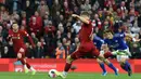 Gelandang Liverpool, James Milner, melakukan eksekusi penalti saat melawan Leicester pada laga Premier League di Stadion Anfield, Liverpool, Sabtu (5/10). Liverpool menang 2-1 atas Leicester. (AFP/Paul Ellis)