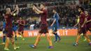 Striker AS Roma, Edin Dzeko, bersama Radja Nainggolan merayakan gol yang dicetaknya ke gawang Sassuolo pada laga Serie A di Stadion Olimpico, Roma, Minggu (19/3/2017). Dzeko menjadi top scorer Serie A dengan 29 gol. (EPA/Claudio Peri)