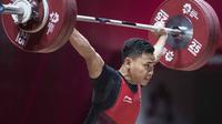 Lifter Indonesia, Eko Yuli Irawan, saat berlaga pada Asian Games di JIExpo, Jakarta, Selasa, (21/8/2018). Eko Yuli berhasil menyumbang medali emas angkat besi putra kelas 62kg. (Bola.com/Peksi Cahyo)
